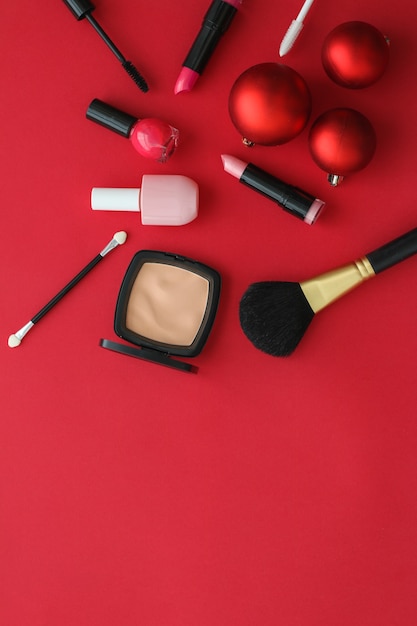 Capa de blog de moda de marca cosmética e conceito de glamour feminino conjunto de produtos de maquiagem e cosméticos para marca de beleza promoção de venda de natal fundo plano de luxo vermelho como design de férias