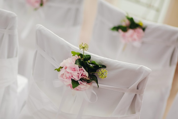 Capa de cadeira de casamento com decoração de flores cor de rosa