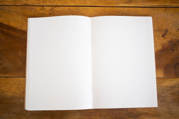 Foto capa do livro em branco simulada sobre fundo de madeira.