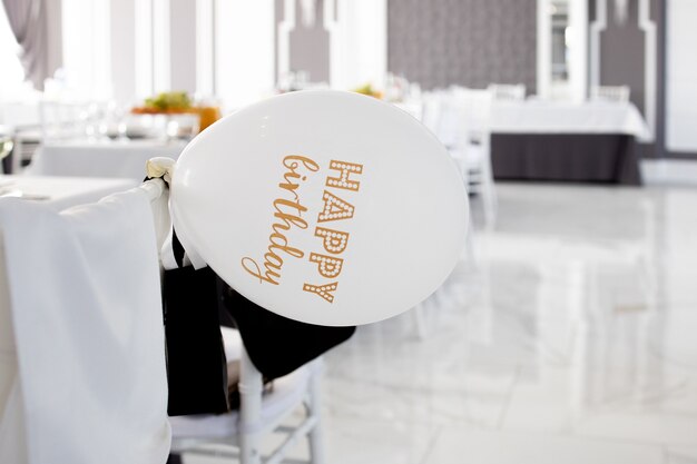 Capa inflable con inscripción feliz cumpleaños en restaurante.