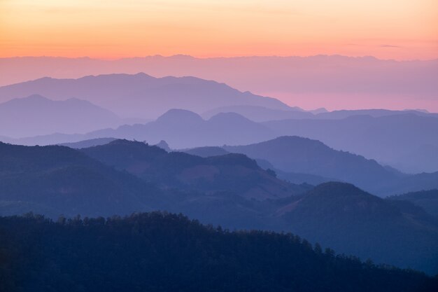 Capa de montaña colorida al atardecer