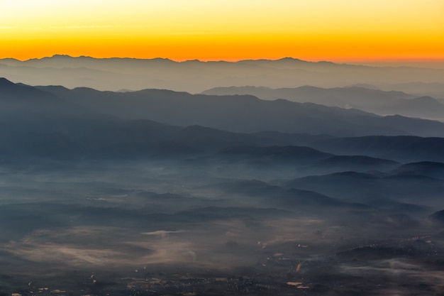 Capa de montañas y niebla al atardecer, paisaje en Doi Luang Chiang Dao, Alta montaña en la provincia de Chiang Mai, Tailandia