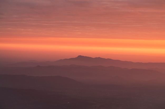 capa de montañas con niebla en la mañana