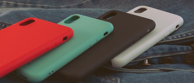 Capa para celular multicolorida com fundo de brim