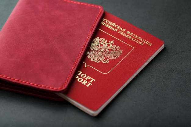 Capa para passaporte vermelha feita de couro genuíno feito à mão.