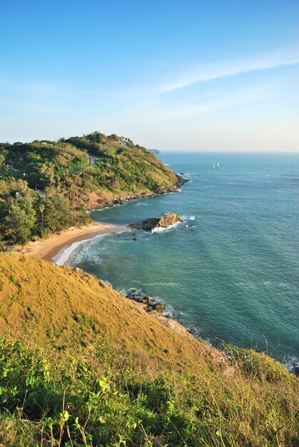 capa para promthep alta vista aérea do mar na ilha de phuket