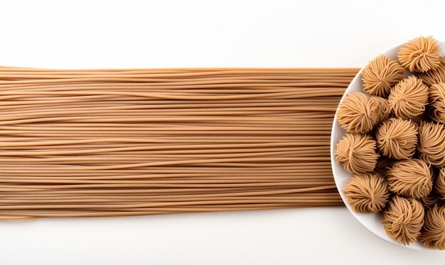 Foto una capa plana de fideos de soba, una pila de noodles de soba, un espacio blanco aislado para copiar en el centro del marco.