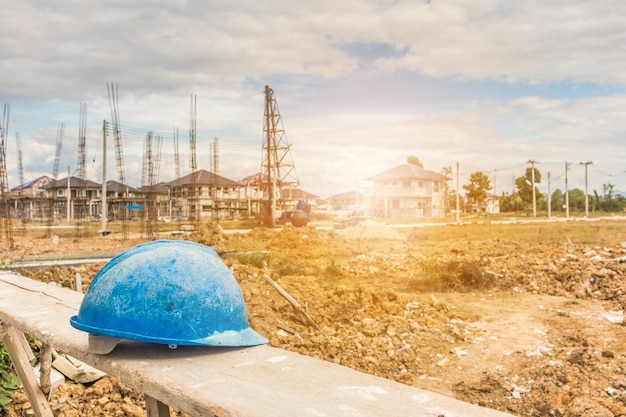 Capacete azul no canteiro de obras de construção de casas