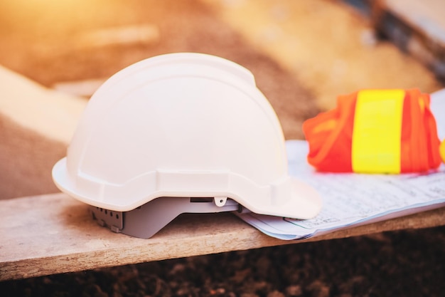 Capacete branco de segurança de capacete para trabalho de segurança e equipamentos na construção do local engenharia de segurança no trabalho