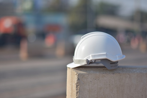 Foto capacete branco na barreira