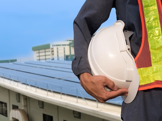 Capacete branco nas mãos do engenheiro, capacete de segurança branco está nas mãos do engenheiro de construção.