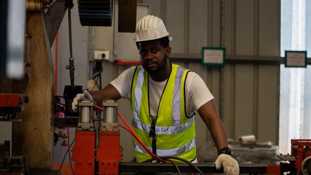 Capacete da Indústria Pesada Jaqueta de segurança de mercadorias Manutenção preventiva diária Verificação da máquina na fábrica de fabricação Usar prancheta Discussão Treinamento Habilidades Manutenção Qualidade