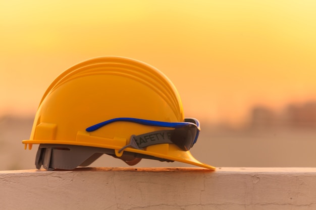 Capacete de construção e ferramentas de construção no canteiro de obras