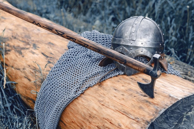 Capacete de correios de cadeia de metal e machado de madeira armadura viking conceito de filme histórico