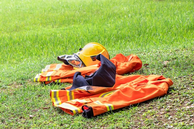 Capacete de ferramentas de bombeiros no chão para acessórios de treinamento de combate a incêndio e equipamentos para combate a incêndio