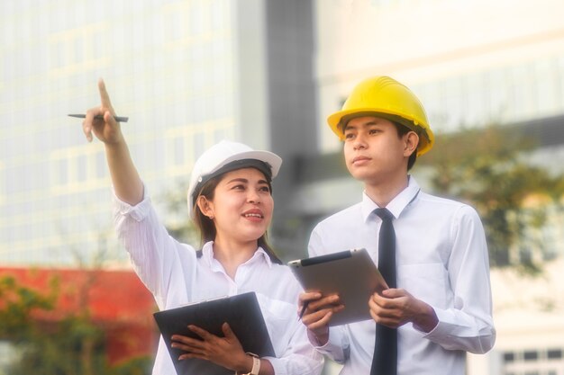 Capacete de mulher de negócios para um trabalho inteligente em equipe ao ar livre