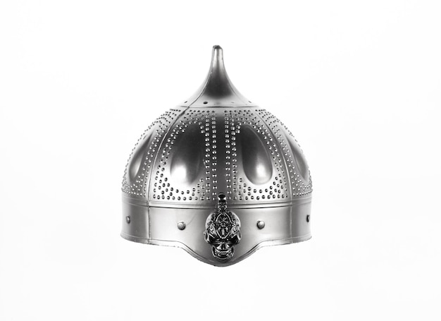 Foto capacete de prata medieval isolado no fundo branco