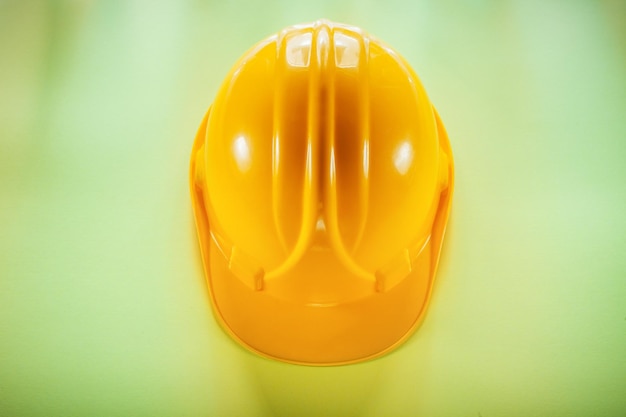 Capacete de proteção em fundo amarelo