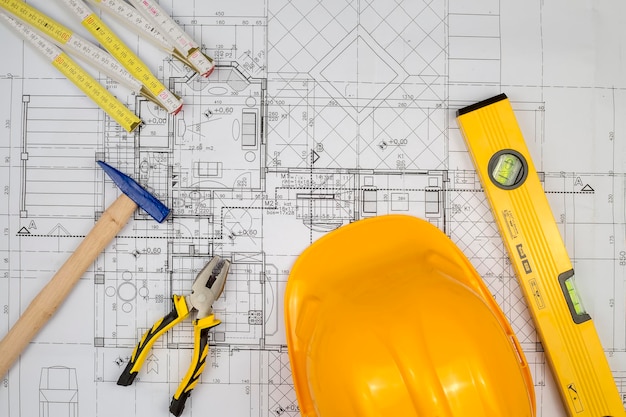 capacete de segurança amarelo isolado sobre fundo branco