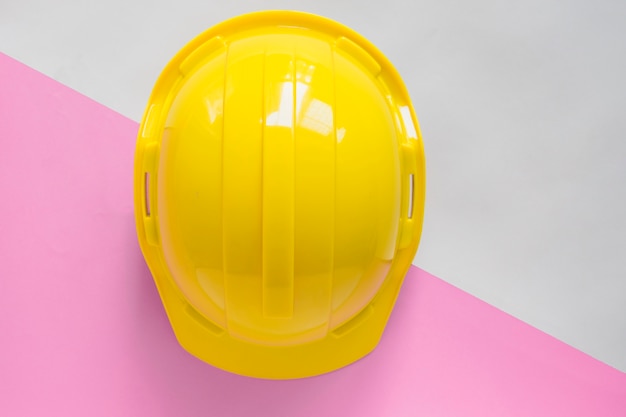 Foto capacete de segurança amarelo na mesa
