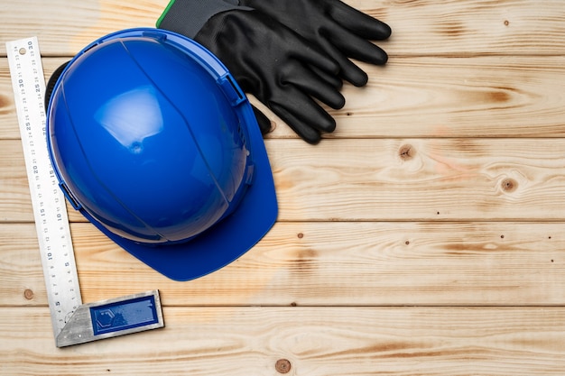 Capacete de segurança e luvas da vista superior do trabalhador da construção civil