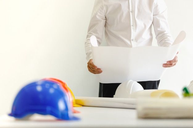 Capacete de segurança na mesa no escritório, conceito de engenheiro