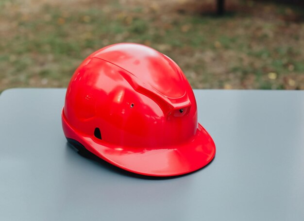 Capacete de segurança vermelho na mesa branca