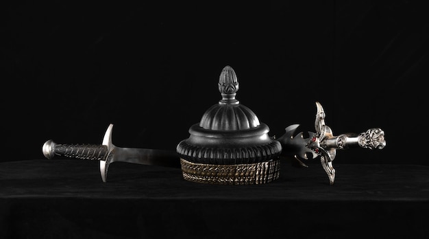 capacete medieval e espada isolados em fundo preto