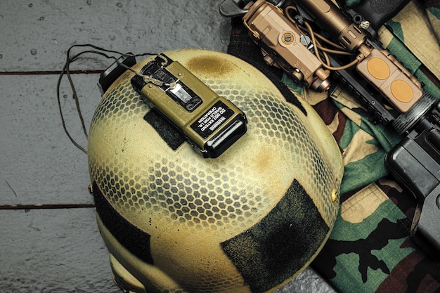 Foto capacete militar dos eua em fundo de madeira fechar