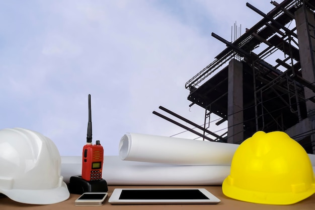 Foto capacete no primeiro conceito da segurança do fundo do canteiro de obras e do trabalhador do canteiro de obras