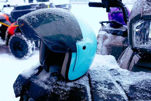 capacete sentado em quadriciclo atv nas montanhas