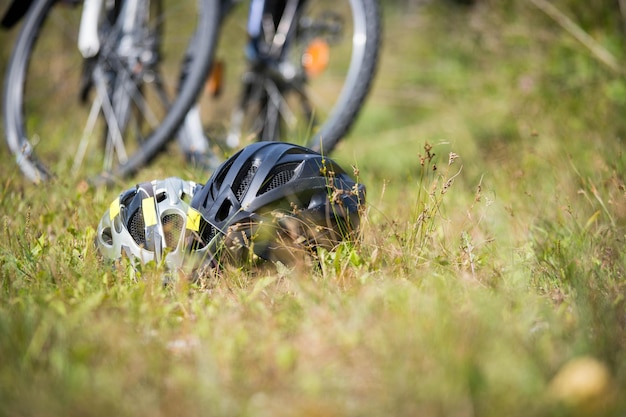 Capacetes de bicicleta no passeio de bicicleta na grama
