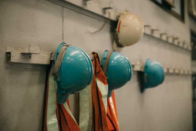 Capacetes de proteção de construção coloridos antigos e novos ou capacete de segurança em primeiro lugar segurança em primeiro lugar