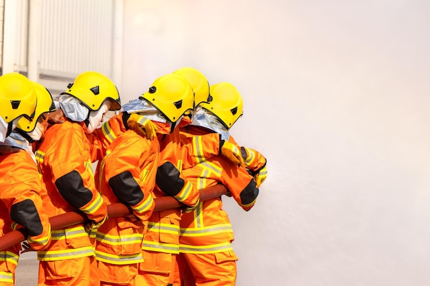 Capacitación de bomberos Capacitación de instructores sobre el uso de extintores de mangueras contra incendios para combatir incendios en la fábrica
