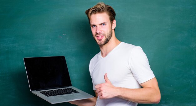 capacitación en video en línea estudiante hombre en clase de aprendizaje electrónico profesor universitario uso de tecnología portátil educación moderna en línea de regreso a la escuela escuela de negocios hombre uso de internet 4g para estudiar podcast tutorial