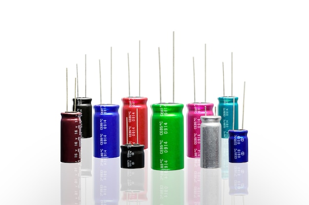 Foto capacitores eletrolíticos com várias cores e muitos tamanhos.