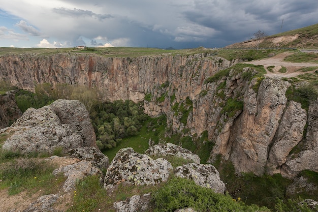 Capadocia: cañón rocoso del valle de Ihlara impresionante paisaje nublado de verano. pavo