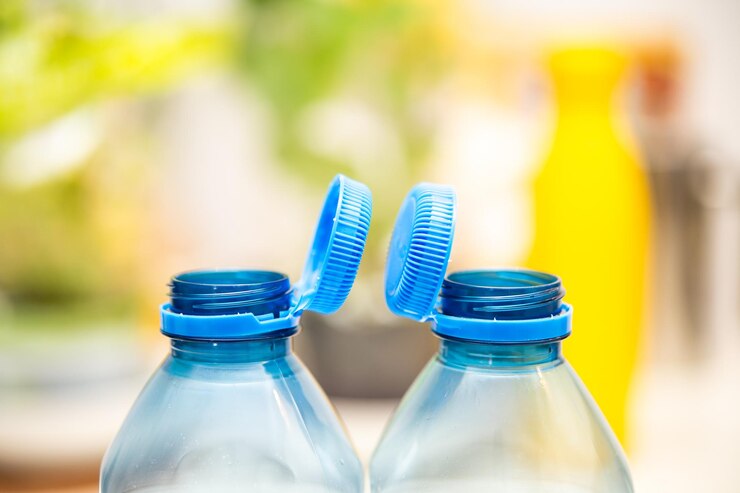 Capas azules atadas en botellas de plástico Fondo borroso que destaca las nuevas regulaciones de embalaje de la UE