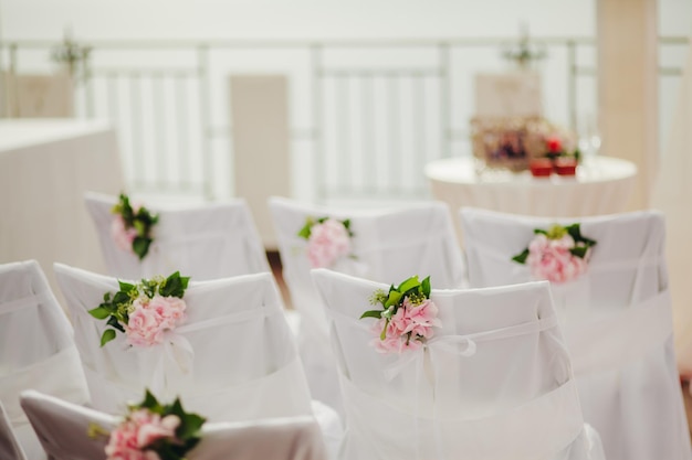 Capas de cadeira de casamento com flores cor de rosa