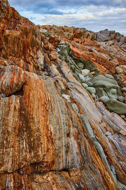 Capas interminables de roca en la costa de Maine