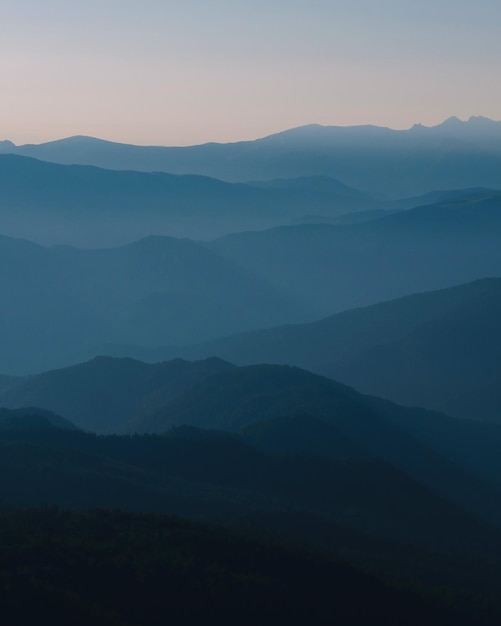 Capas de siluetas de montaña a la luz del atardecer