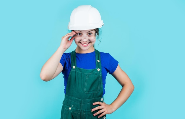 Capataz adolescente niño niño trabajo en casco niña en un casco niña haciendo reparaciones adolescente vestido con casco concepto de desarrollo infantil niña en casco es trabajador de la construcción