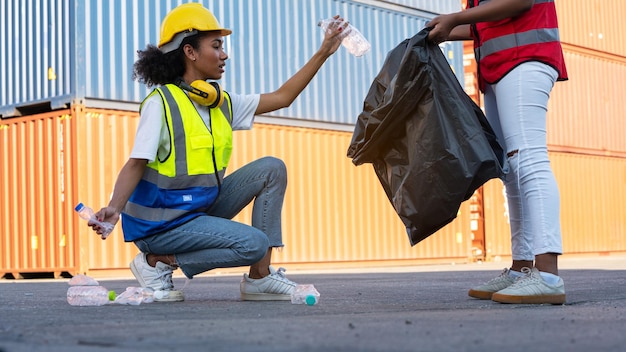 Capataz afroamericano mano sosteniendo bolsa de basura y sociedad poniendo basura plástica