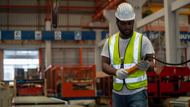 Capataz afroamericano o control de trabajadores Proveedor de fabricantes de grúas industriales para cargar en la línea de producción de fábrica