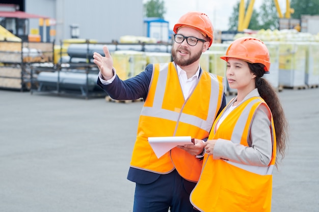 Capataz de construcción dando instrucciones al trabajador