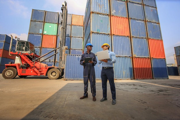 Capataz de control de carga Caja de contenedores de buque de carga de carga para importación y exportación. Trabajador de almacén de contenedores.