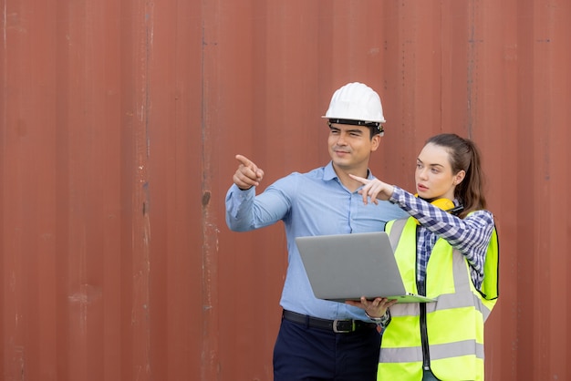 Capataz de dos personas, casco de ingeniería, uso de seguridad blanca, equipo de trabajo