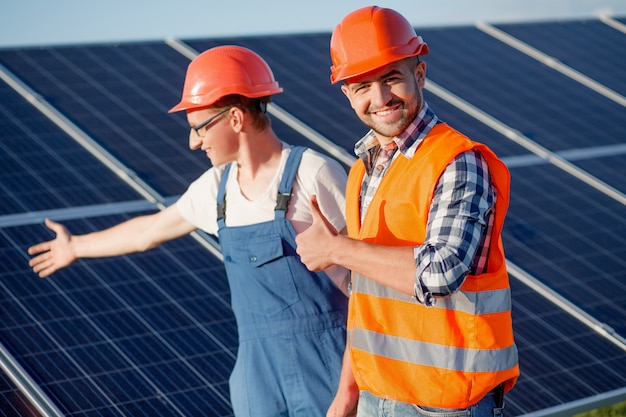 Capataz e empregado na estação de energia solar.