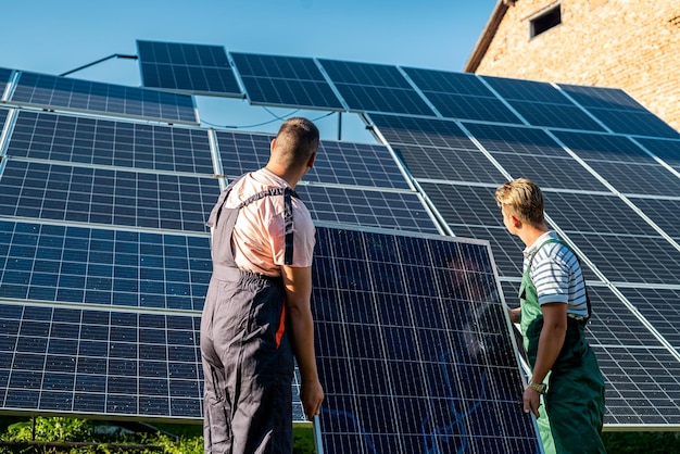 Capataz e ingeniero instalando paneles solares fotovoltaicos