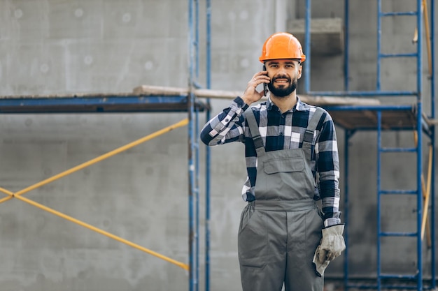 Capataz hablando por teléfono en el objeto de construcción